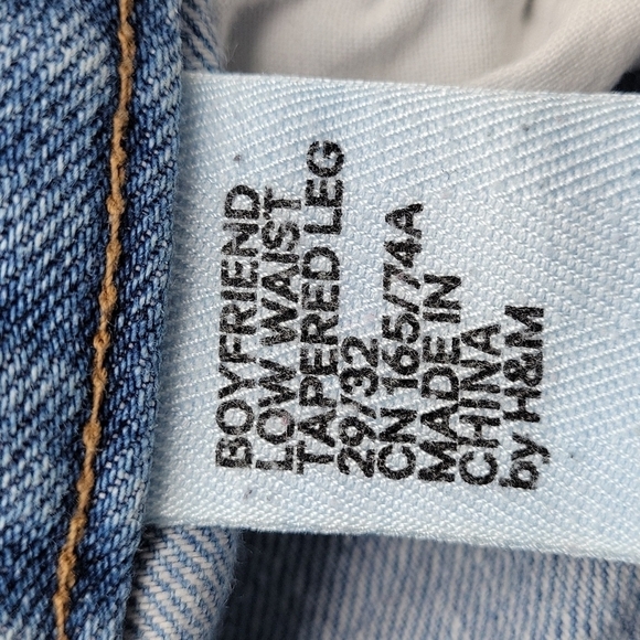 H&M 100% cotton Boyfriend Low Waist Button Fly Tapered Leg Jeans 29/32 - Picture 2 of 10